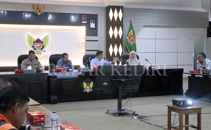 Dari kiri, Kapolsek Kediri Kota Kompol Ridwan Sahara, Asisten Administrasi Perekonomian dan Pembangunan M. Ferry Djatmiko, Kepala Disperdagin Wahyu Kusuma Wardani, dan Kabid Pengembangan Perdagangan.
