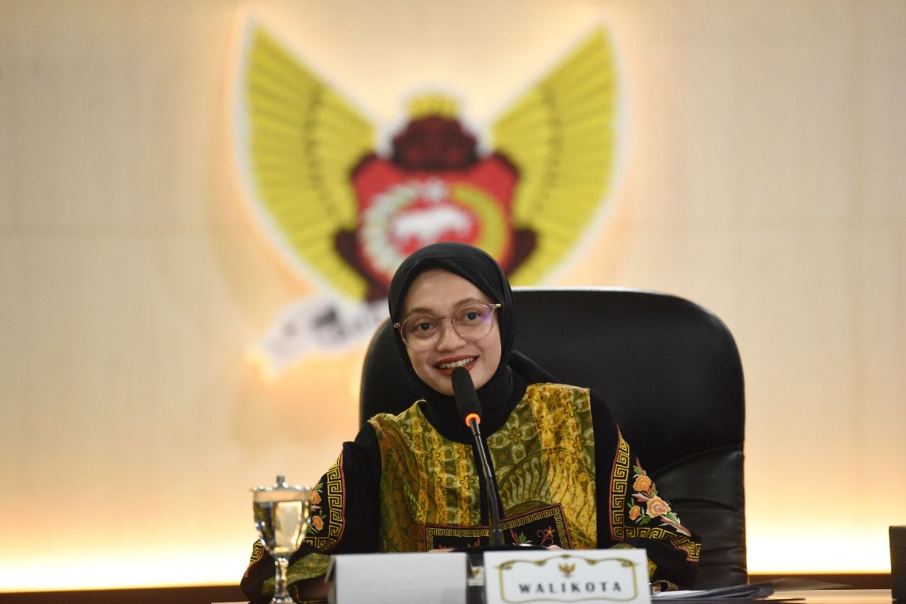 Wali Kota Kediri Vinanda Prameswati memberi pengarahan dalam rapat koordinasi pembentukan Koperasi Merah Putih di ruang Joyoboyo Pemkot Kediri.