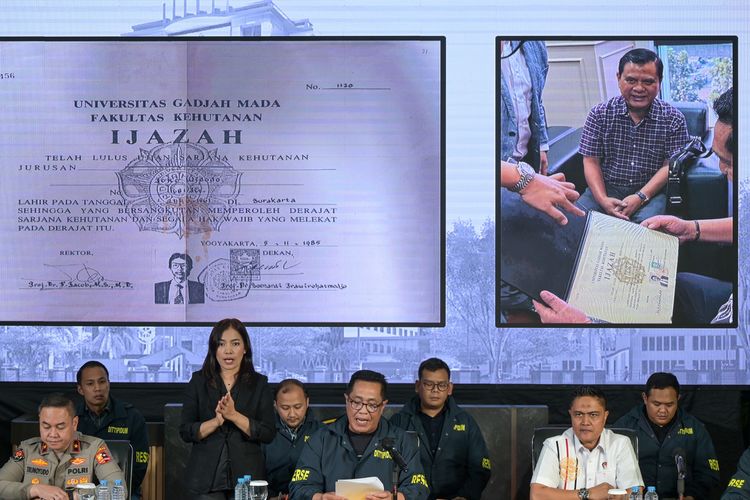 Polisi menampilkan foto dari fotokopi ijazah Jokowi (gambar besar kiri) dan foto dari ijazah asli Jokowi yang sedang dipegang (gambar kecil kanan).