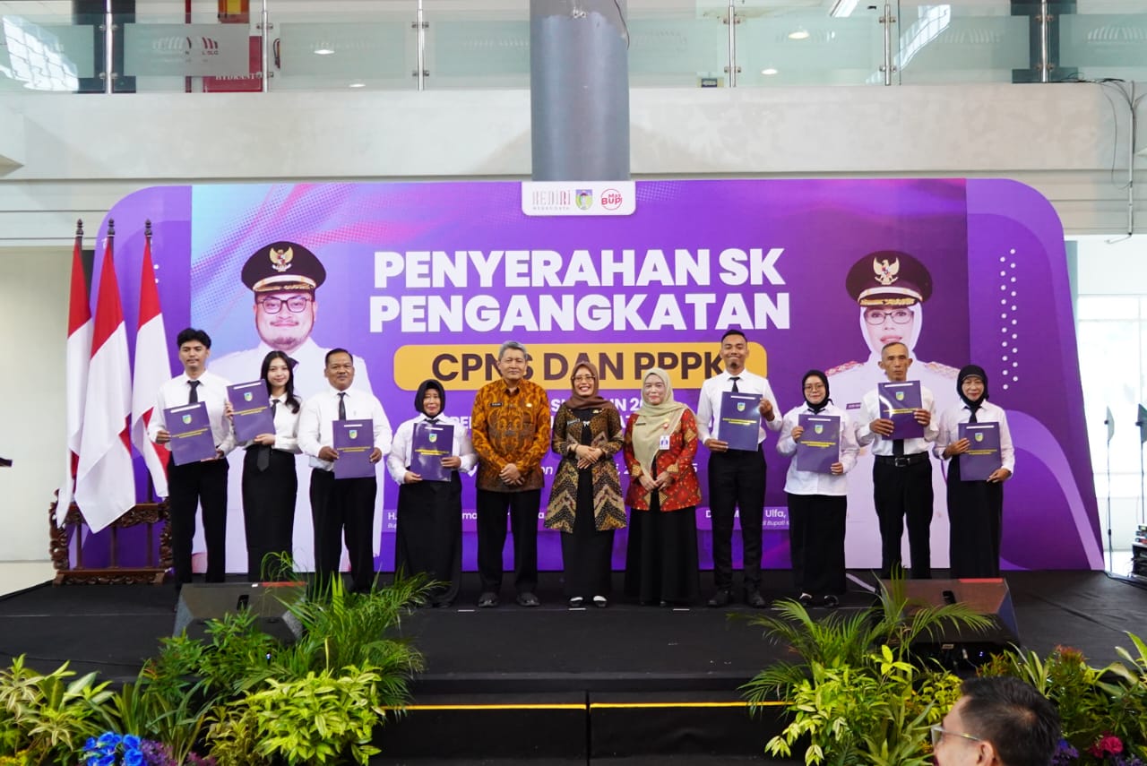 Wabup Dewi Mariya Ulfa (tengah) dan Sekda M. Solikin (5 dari kiri) bersama sejumlah pejabat melakukan penyerahan SK secara simbolis.