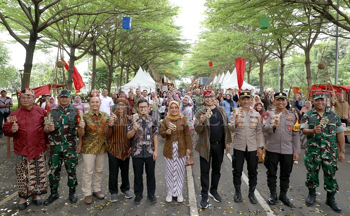 Direktur Kurniawan Muhammad dan Wabup Dewi Maria Ulfa beserta sejumlah undangan membunyikan mainan otok-otok dalam pembukaan Festival Kuno-Kini di SLG.