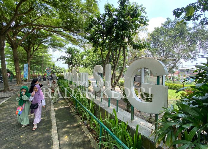 PIKAT PENGUNJUNG: Wisatawan anak ramai bermain di Taman Hijau SLG Kediri.