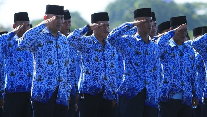 Potrert ASN sedang melaksanakan upacara.