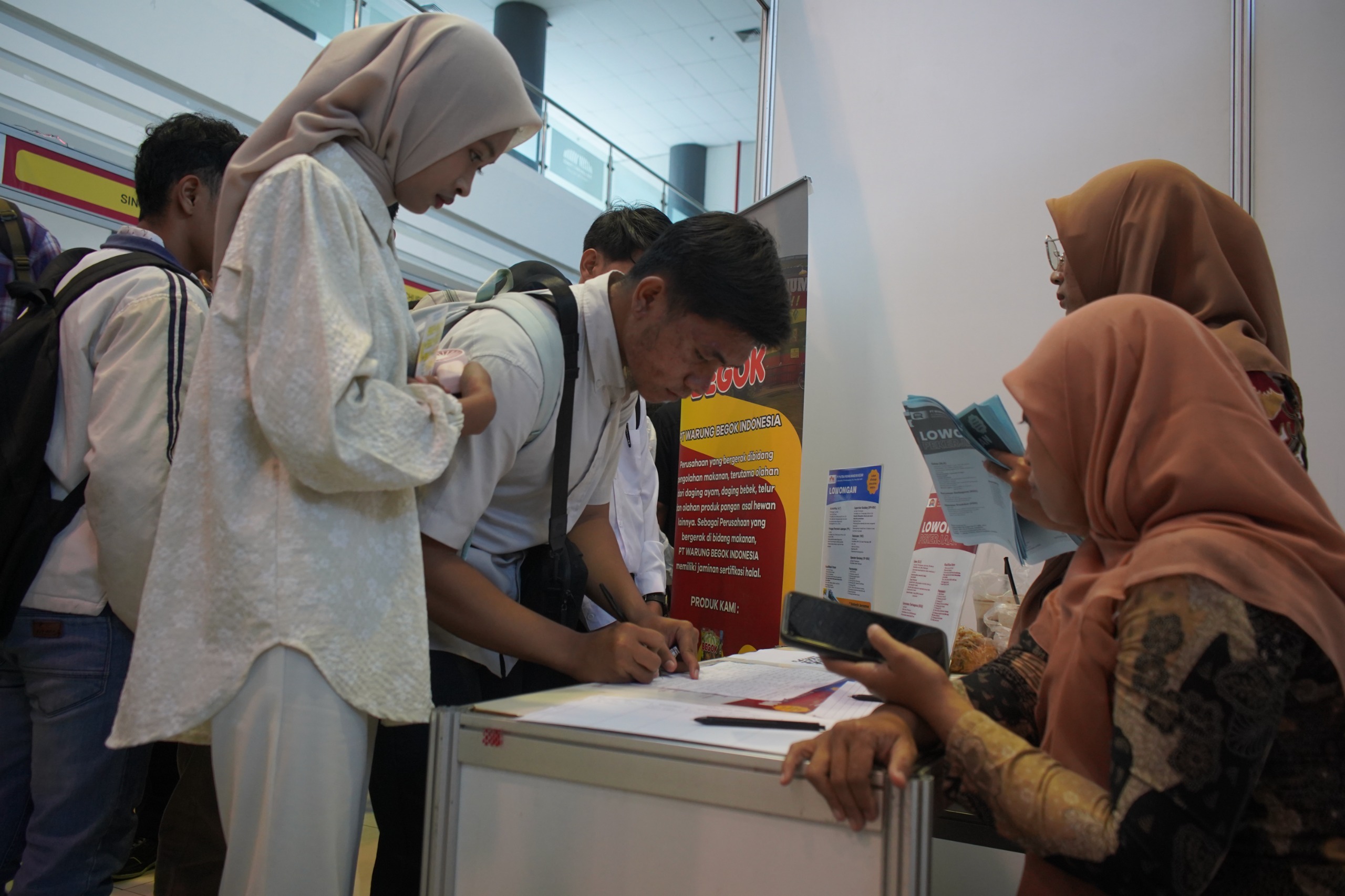 Pencari kerja mengisi formulir di job fair yang dibuka di Convention Hall SLG. 