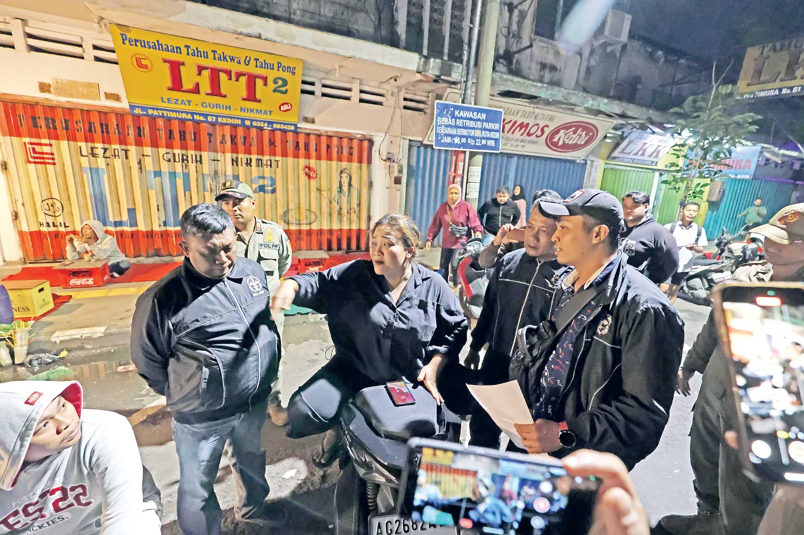Debora, salah satu PKL, beradu argumen dengan petugas satpol PP yang melakukan penertiban pedagang angkringan di sepanjang Jalan Pattimura Jumat (23/5) malam.