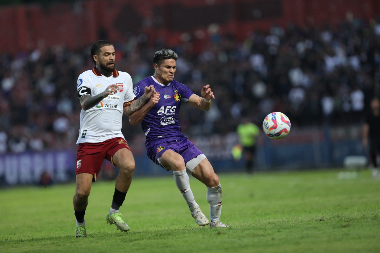 Striker Persik Kediri Ramiro Fergonzi berduel dengan Diego Michiels.