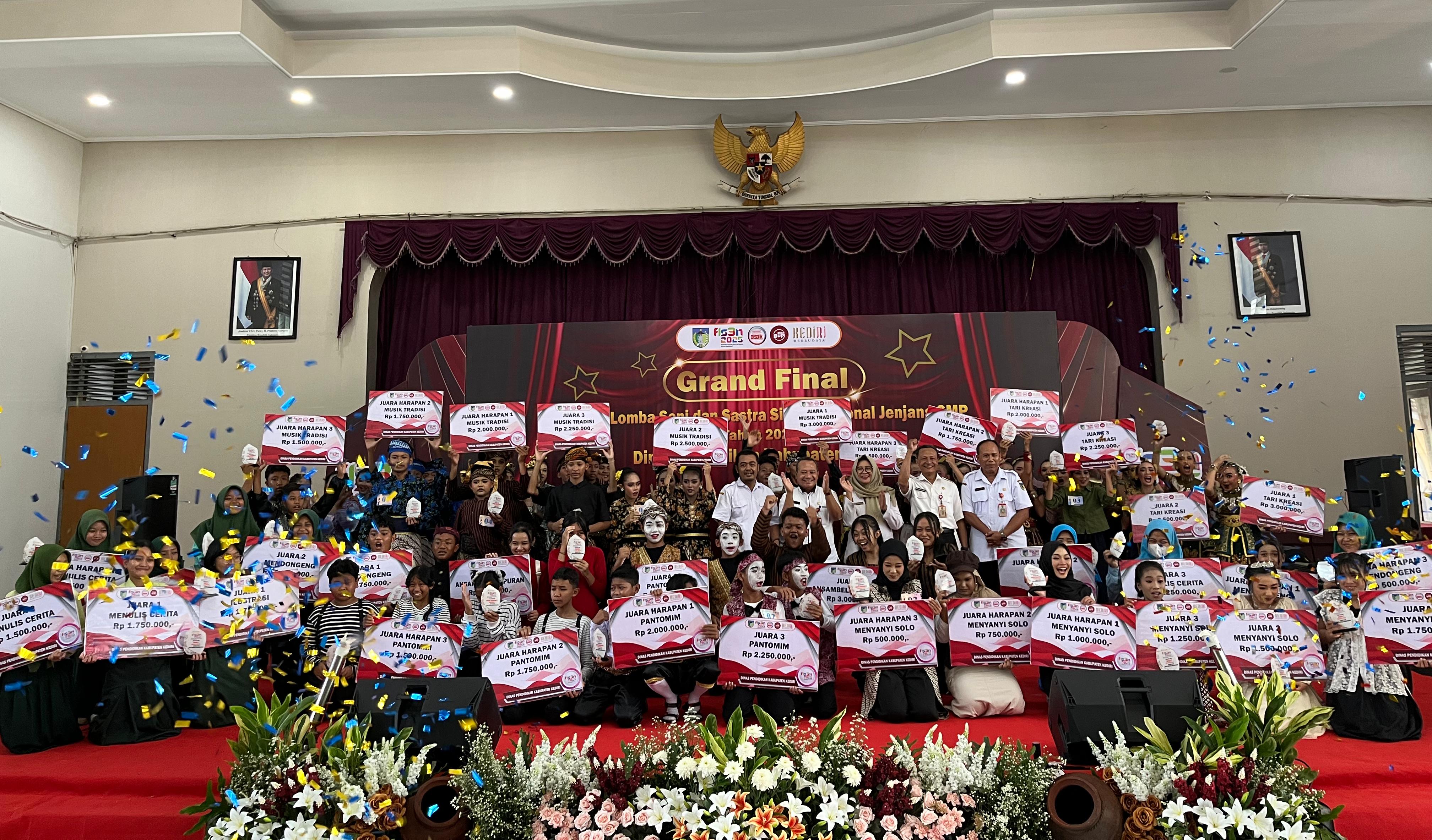 Kabid Pendidikan SMP Disdik Kabupaten Kediri bersama para pemenang FLS3N jenjang SMP merayakan juara bersama.