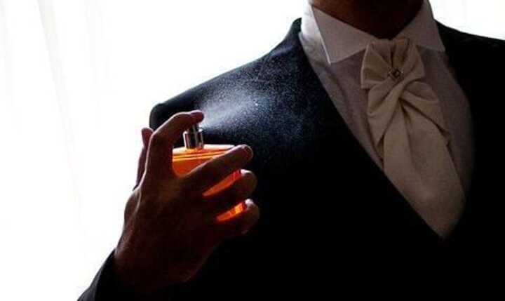 Lebih Baik Semprot Parfum di Kulit atau di Baju? Berikut Penjelasannya