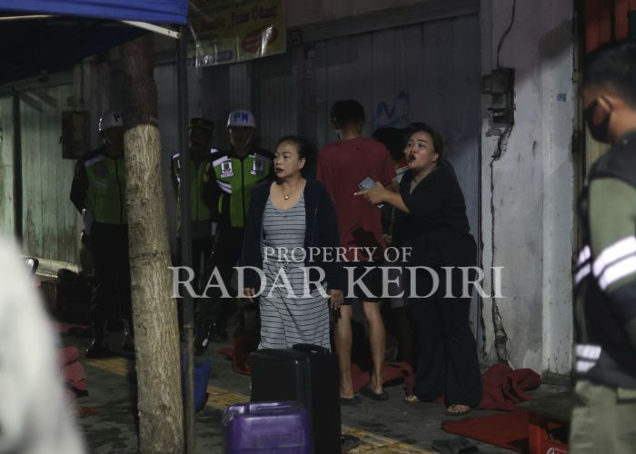 PENERTIBAN: PKL di Jalan Pattimura Kota Kediri yang masih bertahan dan beroperasi saat malam hari.