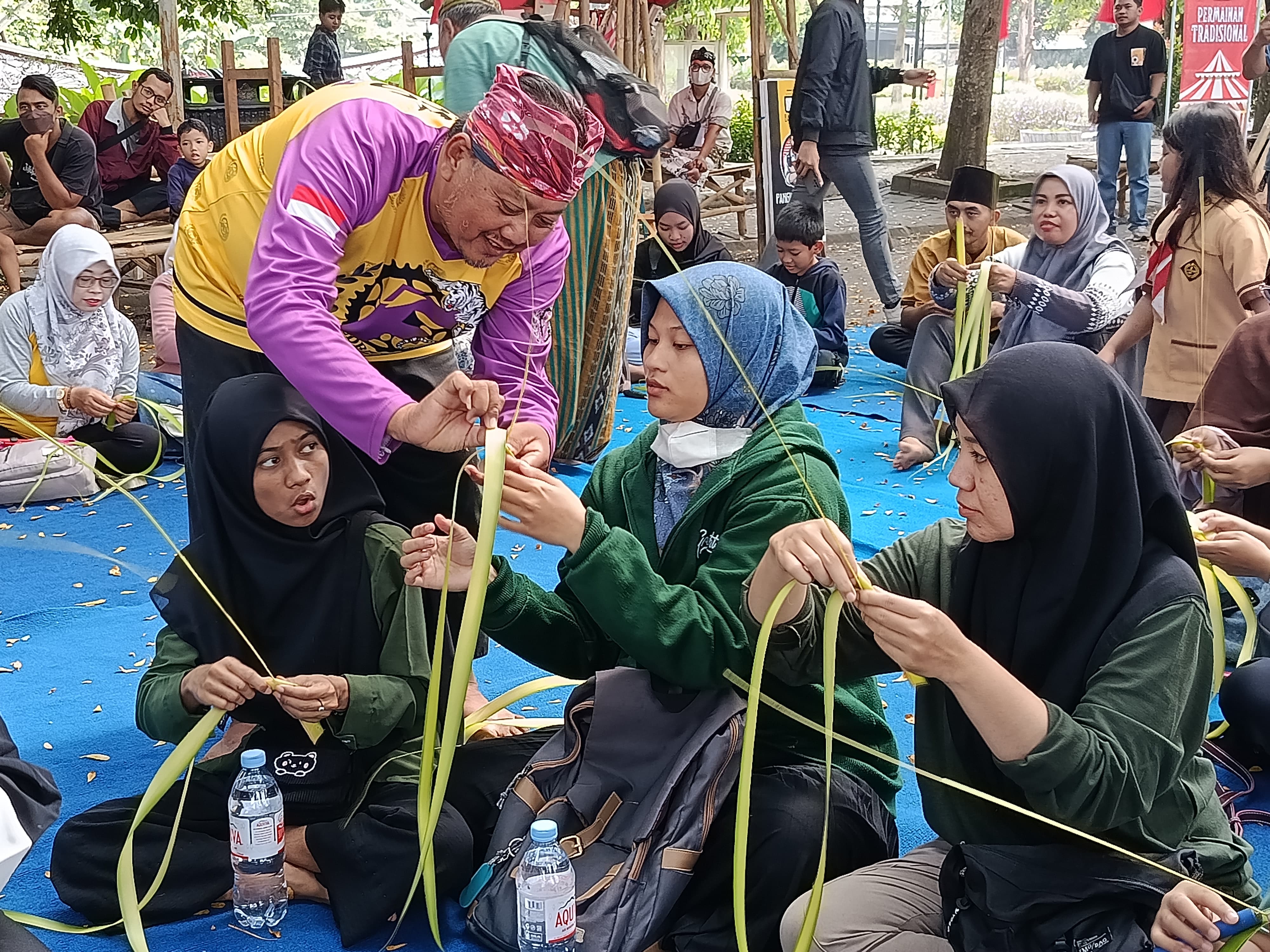 Peserta workshop merangkai janur antusias mengikuti petunjuk instruktur