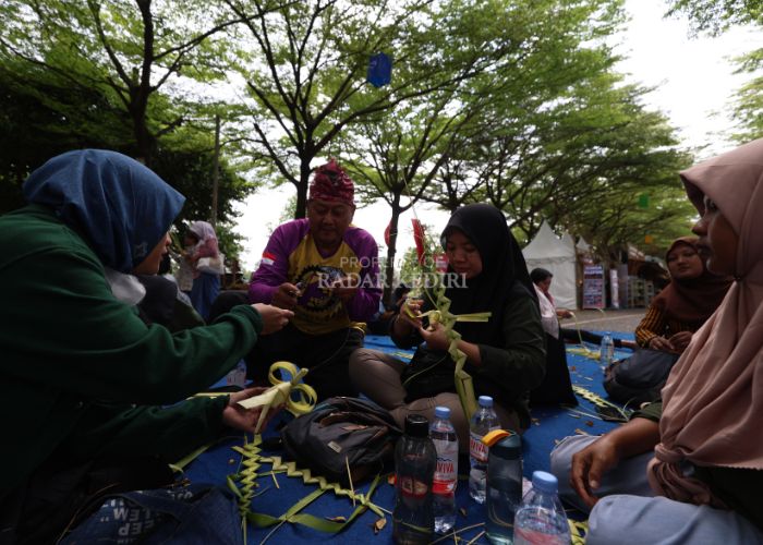 Peserta workshop kerajinan janur di Festival Kuno Kini mempraktikkan langsung arahan Suroso, pemateri.