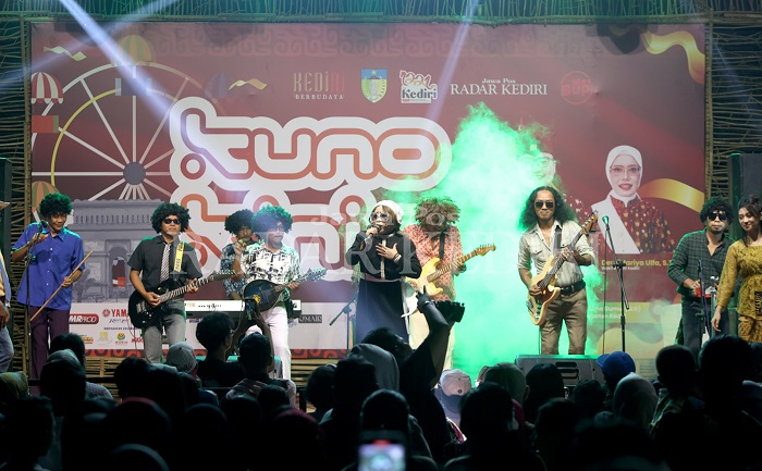 Grup band ODGJ Sinar Djaja yang mengusung konsep dangdut jadul menghibur pengunjung Festival Kuno-Kini di area SLG tadi malam (25/5).