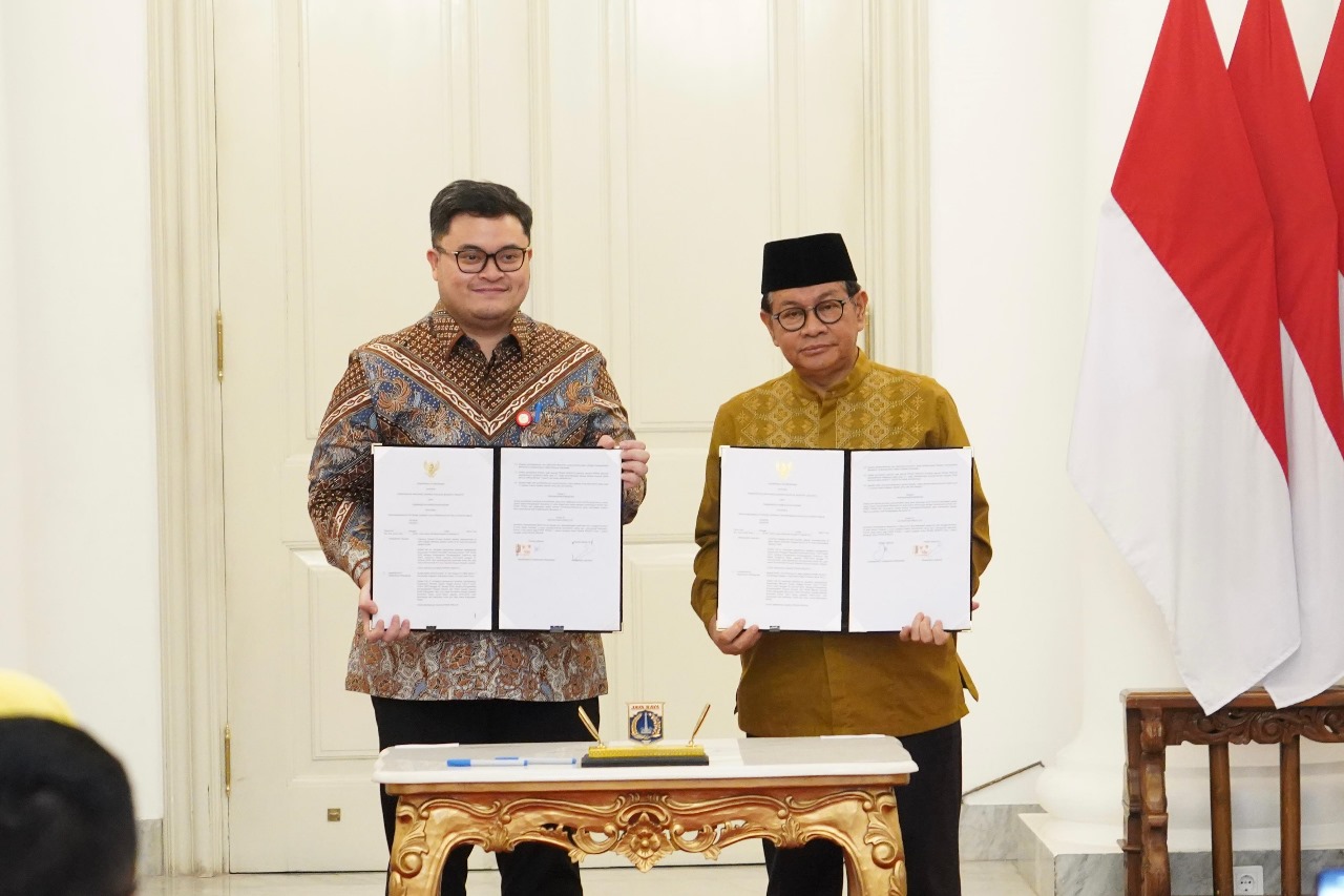 Bupati Kediri Hanindhito Himawan Pramana (kiri) dan Gubernur Provinsi DKI Jakarta Pramono Anung Wibowo menunjukkan nota kesepahaman kerja sama produk pertanian dan hortikultura antara dua daerah.