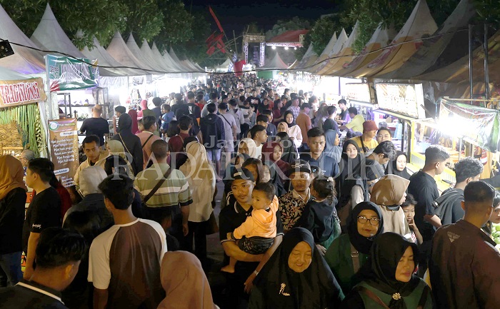 Ribuan pengunjung memadati area Festival Kuno-Kini Minggu (25/5) sore.