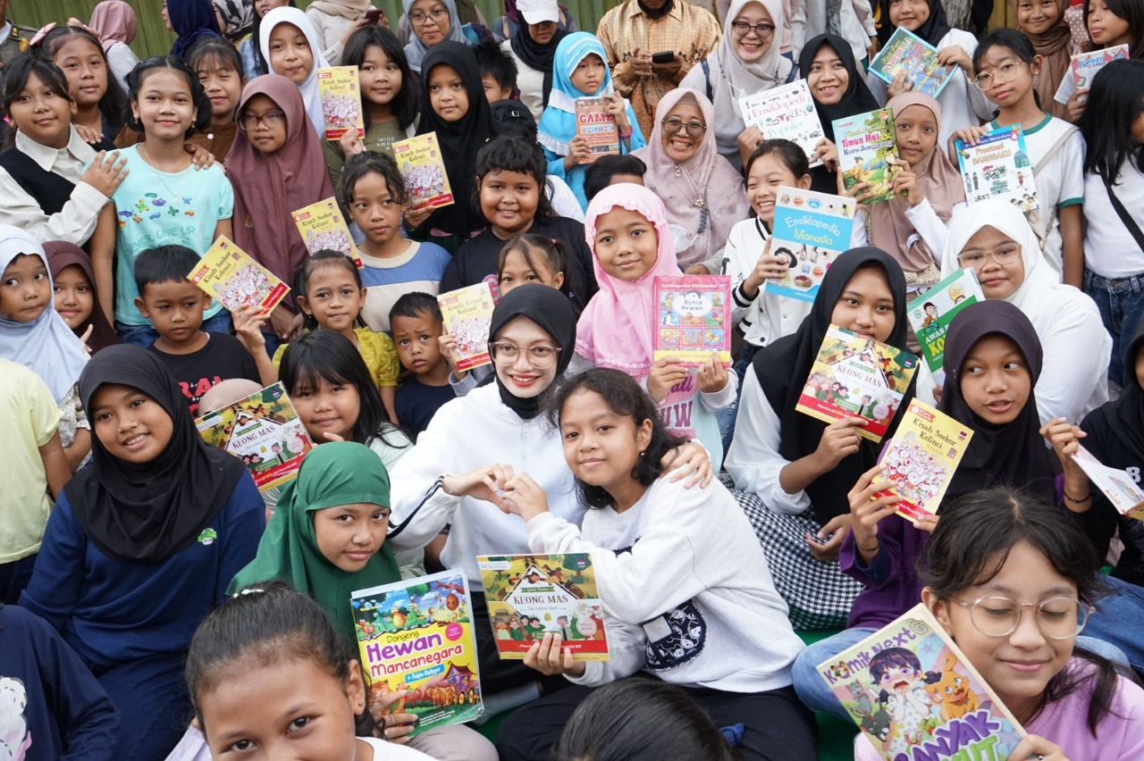 Wali Kota Kediri Vinanda Prameswati saat mengikuti kegiatan membaca bersama dalam peringatan Hari Buku di area Car Free Day Jl Dhoho.