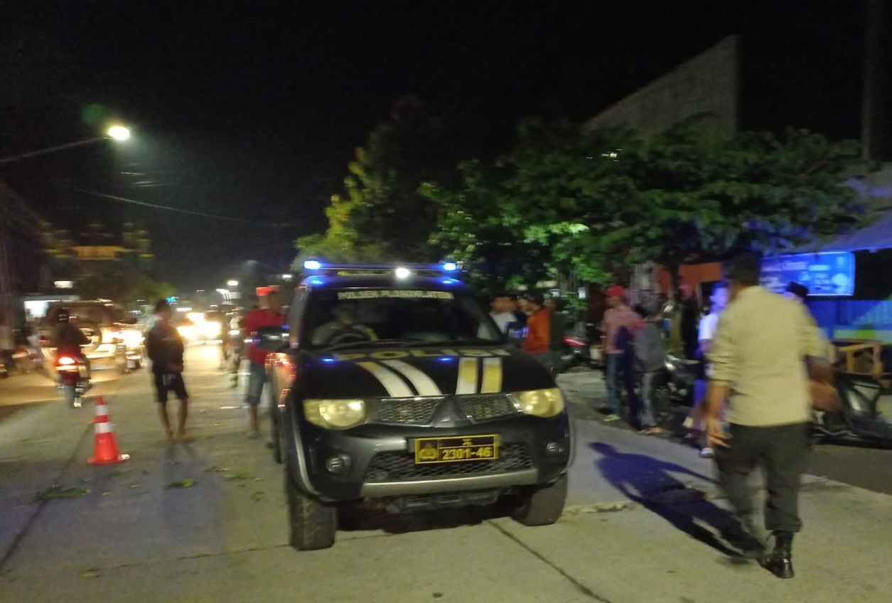 Polisi dan warga berada di TKP kecelakaan tunggal di depan PT BISI Plosoklaten Kediri.