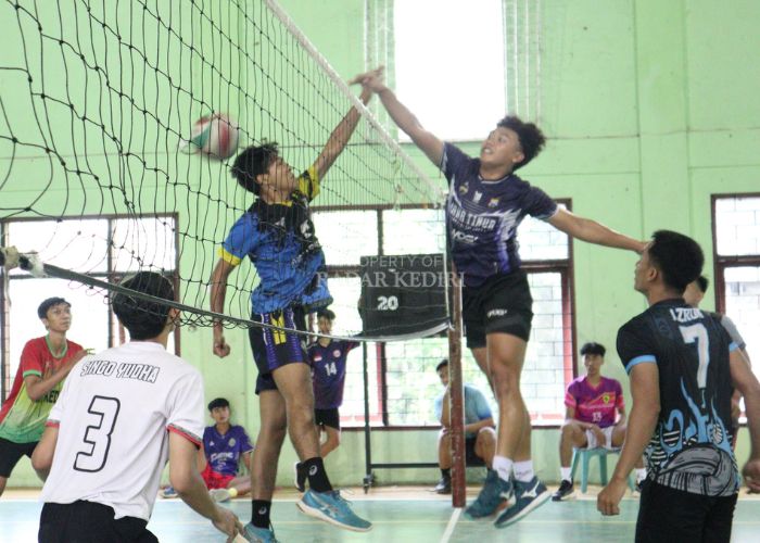 Suasana latihan cabor voli di Gurah, Kediri.