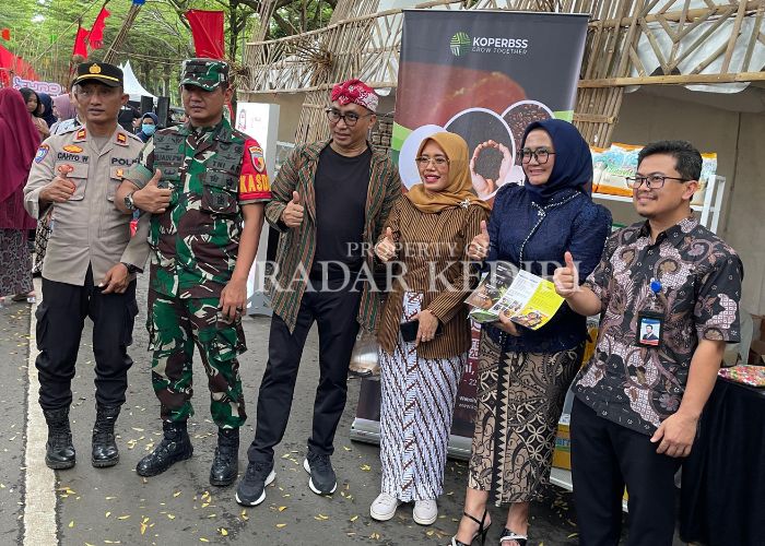 DUKUNG PENUH: Kunjungan Wabup Dewi Mariya Ulfa bersama BI Kediri, Jawa Pos Radar Kediri, serta TNI dan Polri ke Koperasi Produsen Berkah Sukses Sejahtera (Koper BSS) saat pembukaan Kuno Kini Fest 2025