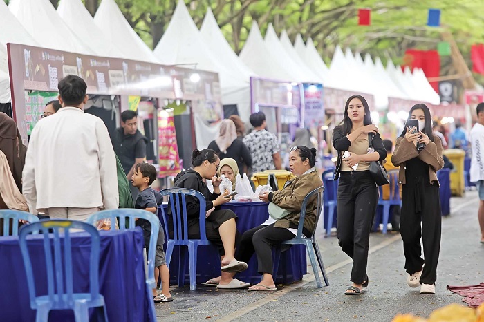 Sejumlah pengunjung mengonsumsi makanan yang mereka beli dari stan Festival Kuno-Kini di deretan meja dan kursi di bagian tengah. Hingga kemarin, area pameran dipadati pengunjung dari berbagai daerah.
