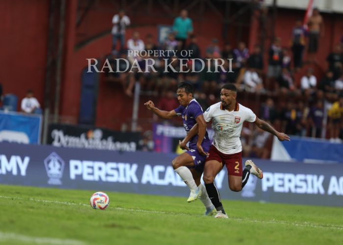 SENGIT: Pemain Persik Kediri, Khanafi berebut bola dengan pemain Barito FC di pertandingan akhir Liga 1 Indonesia.