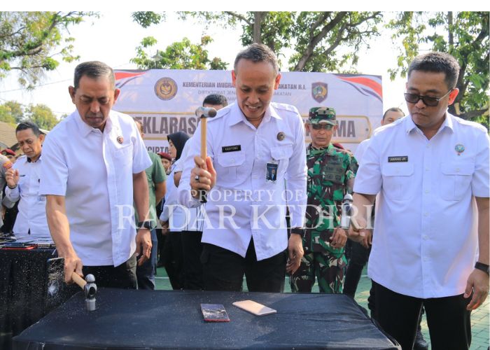 BARANG BUKTI: Musnahkan gawai milik warga binaan pemasyarakatan yang terjaring razia.