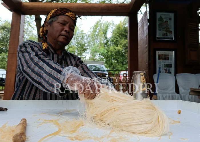 LARIS MANIS: Pak Wito memproduksi rambut nenek di stannya yang berdempetan dengan stan Jawa Pos Radar Kediri.