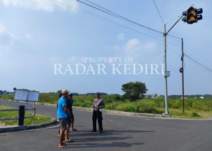 RAWAN LAKA: Polisi berbincang dengan warga di bawah Flashing Light.