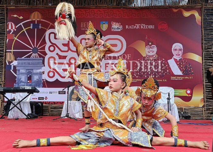 MEMUKAU: Penari cilik unjuk kemampuan di atas panggung Festival Kuno Kini.