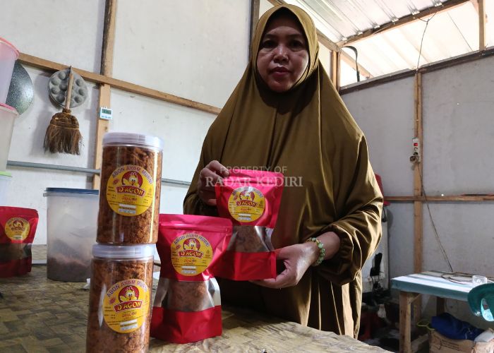 Siti menunjukkan produk abon buatannya yang banyak diburu pembeli.
