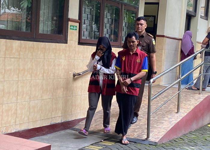 Terdakwa Danang dan Minatun usai jalani sidang di PN Kabupaten Kediri.