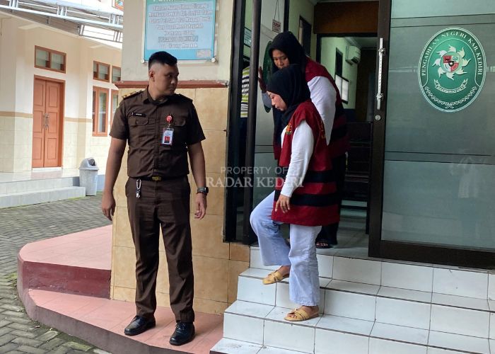 PESAKITAN: Terdakwa Kartimah dan Tri Mujiati meninggalkan ruangan sidang PN Kabupaten Kediri. Keduanya terlibat kasus pencurian emas.