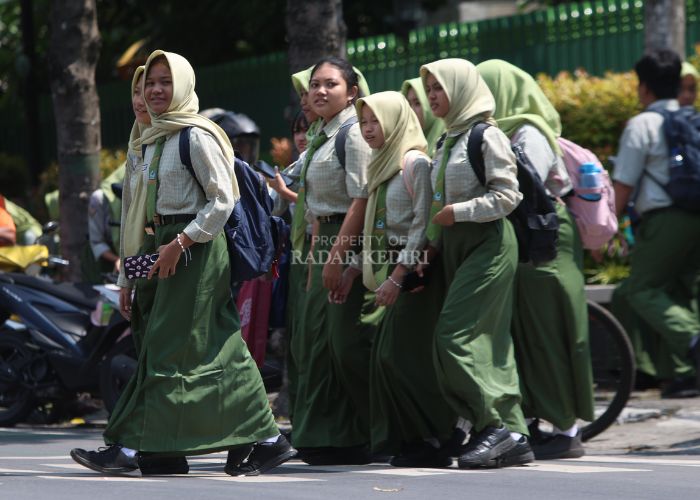 PULANG SEKOLAH: Murid SMPN 4 Kota Kediri menyeberang usai mengikuti kegiatan sekolah.