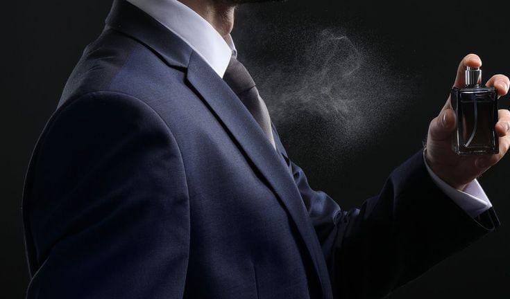 Mitos atau Fakta, Menyemprot Parfum ke Udara Lebih Efektif daripada ke Badan?