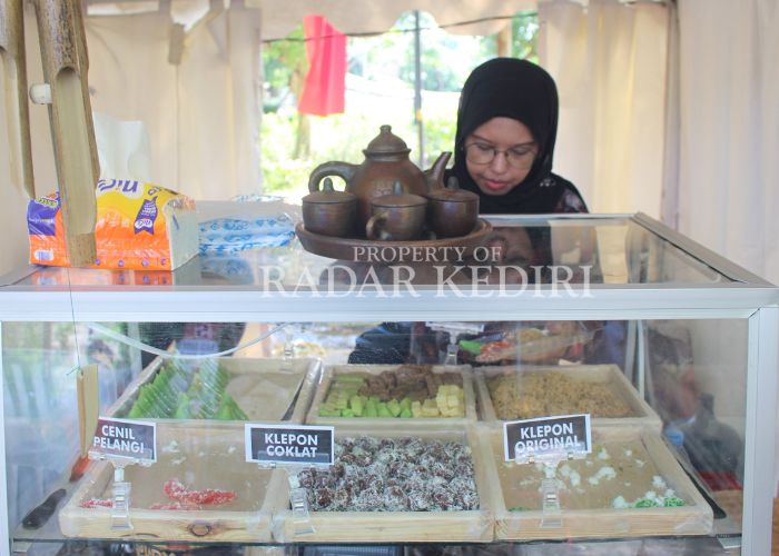 LUDES: Eka penjual jajanan tempo dulu kehabisan klepon dan cenil pelangi.