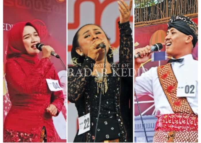 MEMUKAU: Peserta lomba karaoke guru tampil maksimal di atas panggung.