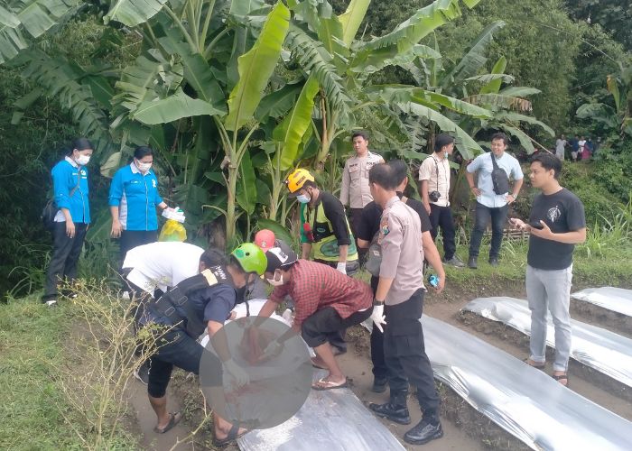 IDENTIFIKASI: Jasad nenek tanpa identitas saat hendak dibawa ke rumah sakit.