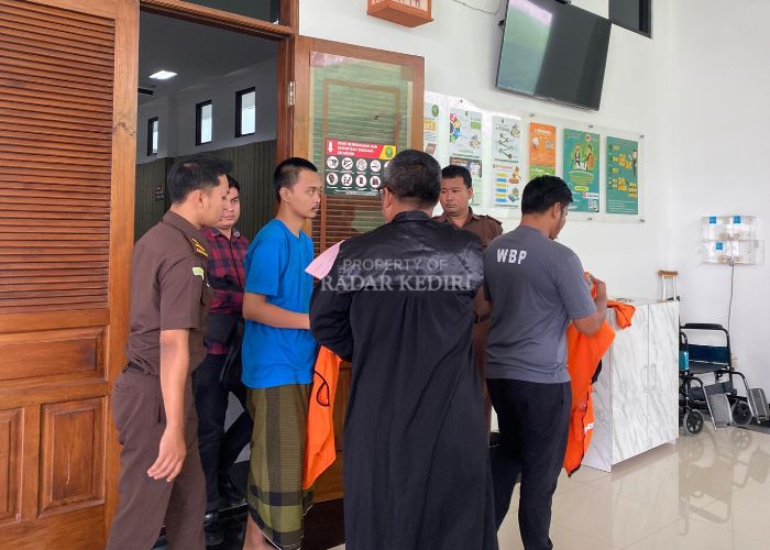 Terdakwa Larang dan Galih keluar ruang sidang.