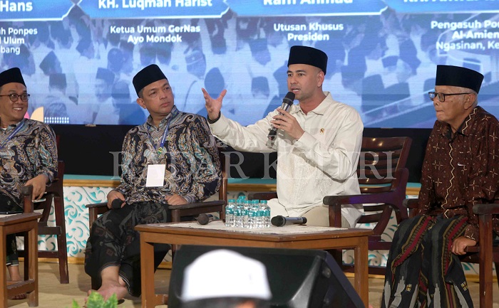 Utusan Khusus Presiden Bidang Generasi Muda dan Pekerja Seni Raffi Farid Ahmad (tengah) menghadiri Gerakan Nasional Ayo Mondok yang di-launching di Ponpes Al Amien