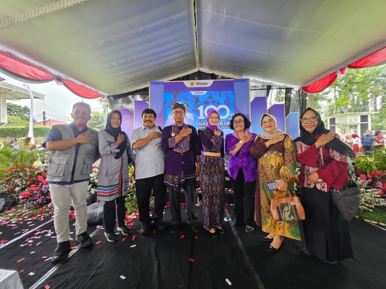 Wali Kota Kediri Vinanda Prameswati dan Wakil Wali Kota Gus Qowim befoto bersama Direktur UT Malang Dr. Lilik Sulistyowati, M.Si., dan jajaran dosen usai seremonial 100 hari kerja Wali Kota Kediri, Se