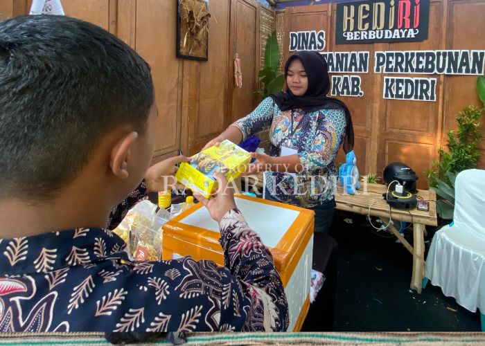 BANYAK PEMINAT: Pengunjung membeli strudel nanas yang dipamerkan di Dispertabun Kabupaten Kediri.