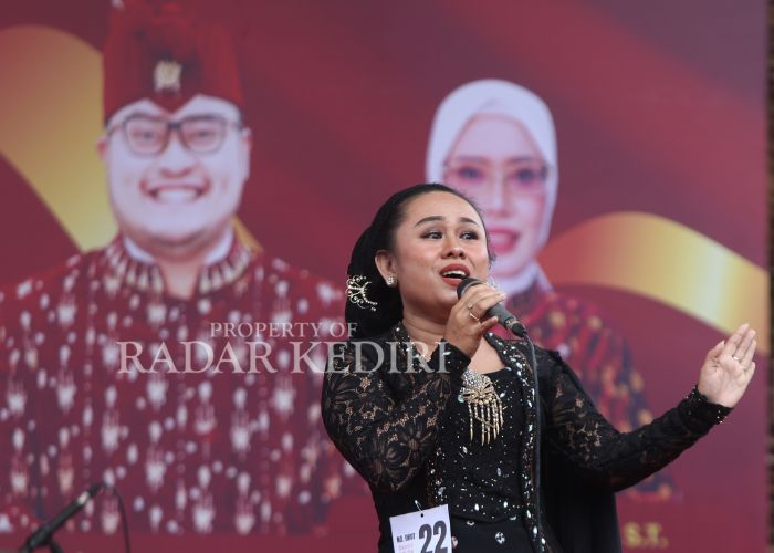 JUARA: Rina Citra saat tampil di atas panggung.
