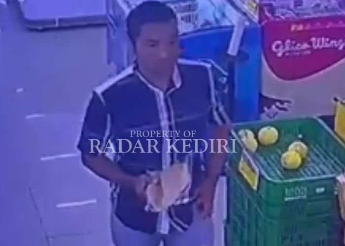 TEREKAM CCTV: Pria yang diduga membawa gawai milik korban bergegas meninggalkan kasir.