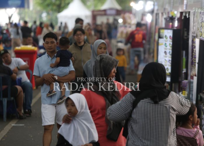 RAMAI: Pengunjung Kuno Kini Fest 2025 memadati area stan UMKM.