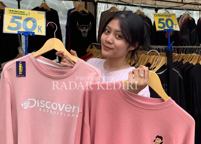 PECINTA THRIFTING: Zahrah menunjukkan pakaian yang jadi buruannya di lapak Kuno Kini Fest 2025.