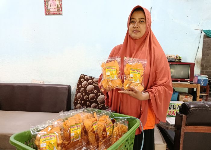 KREATIF: Yulianti sedang menunjukkan keripik jagung buatannya di Desa Gayam, Kecamatan Gurah.   Melihat Potensi UMKM di Desa Gayam, Kecamatan Gurah // Keripik Jagung Buatannya