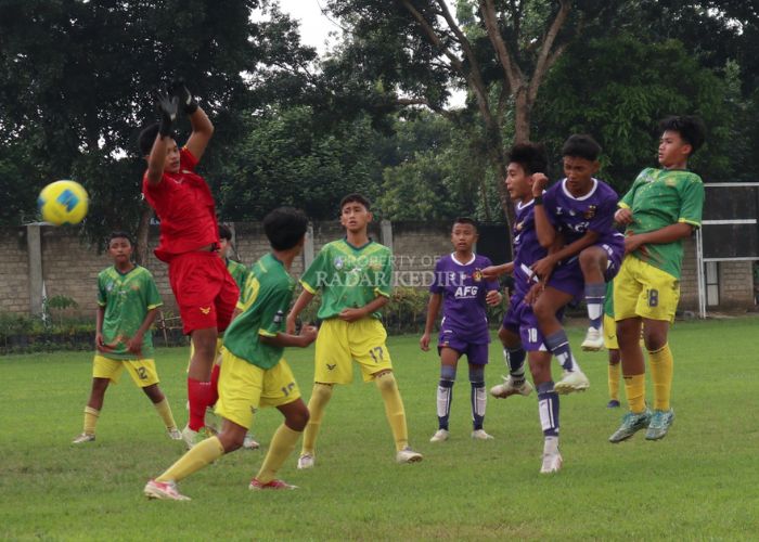 SENGIT: Skuad muda Persik Academy U-15 berlaga kontra Pesantren Baru di Lapangan Ngronggo, Kota Kediri.