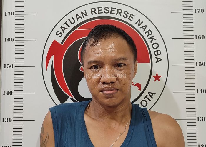 Tersangka Arda saat diamankan polisi.