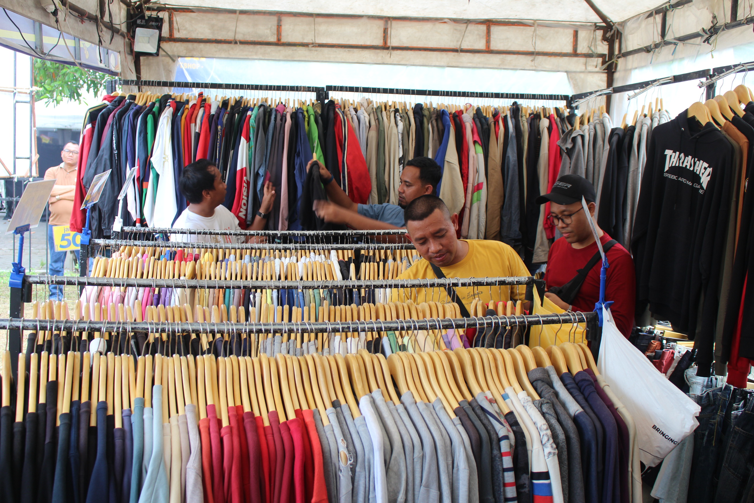 Foto : Thrifting pakaian branded ( Satriya/JPRK )