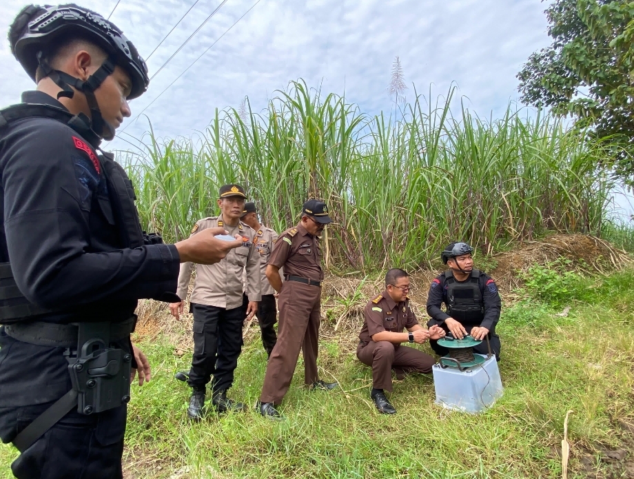 PERSIAPAN: Jaksa dan tim Gegana bersiap meledakkan BB bubuk mercon di persawahan Desa Ponggok, Mojo kemarin siang.