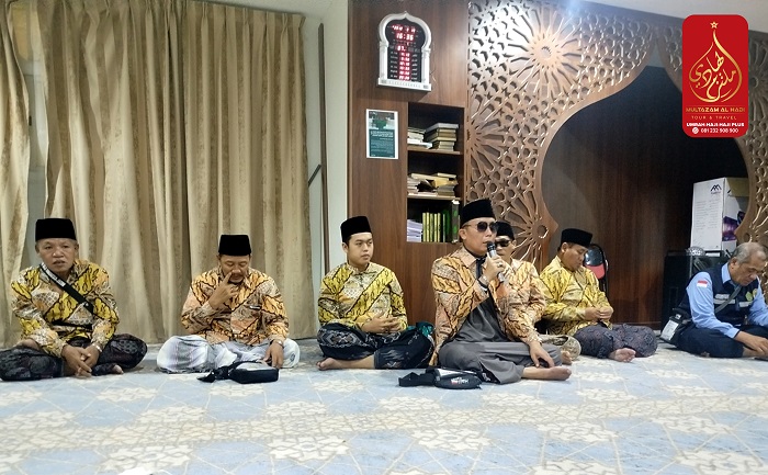 Abah Syamsul memimpin doa bersama para jemaah di hotel jelang puncak Armuzna pekan depan.